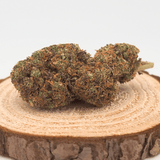 Fleur de CBD Fruity Sugar sur rondin de bois