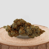 Fleur de CBD MALIBU EXOTIC sur socle en bois